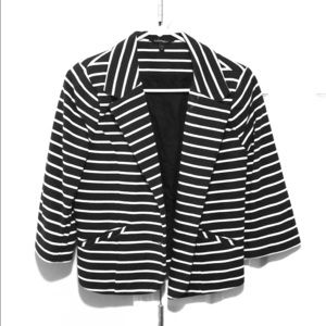 3/4-length sleeve blazer.